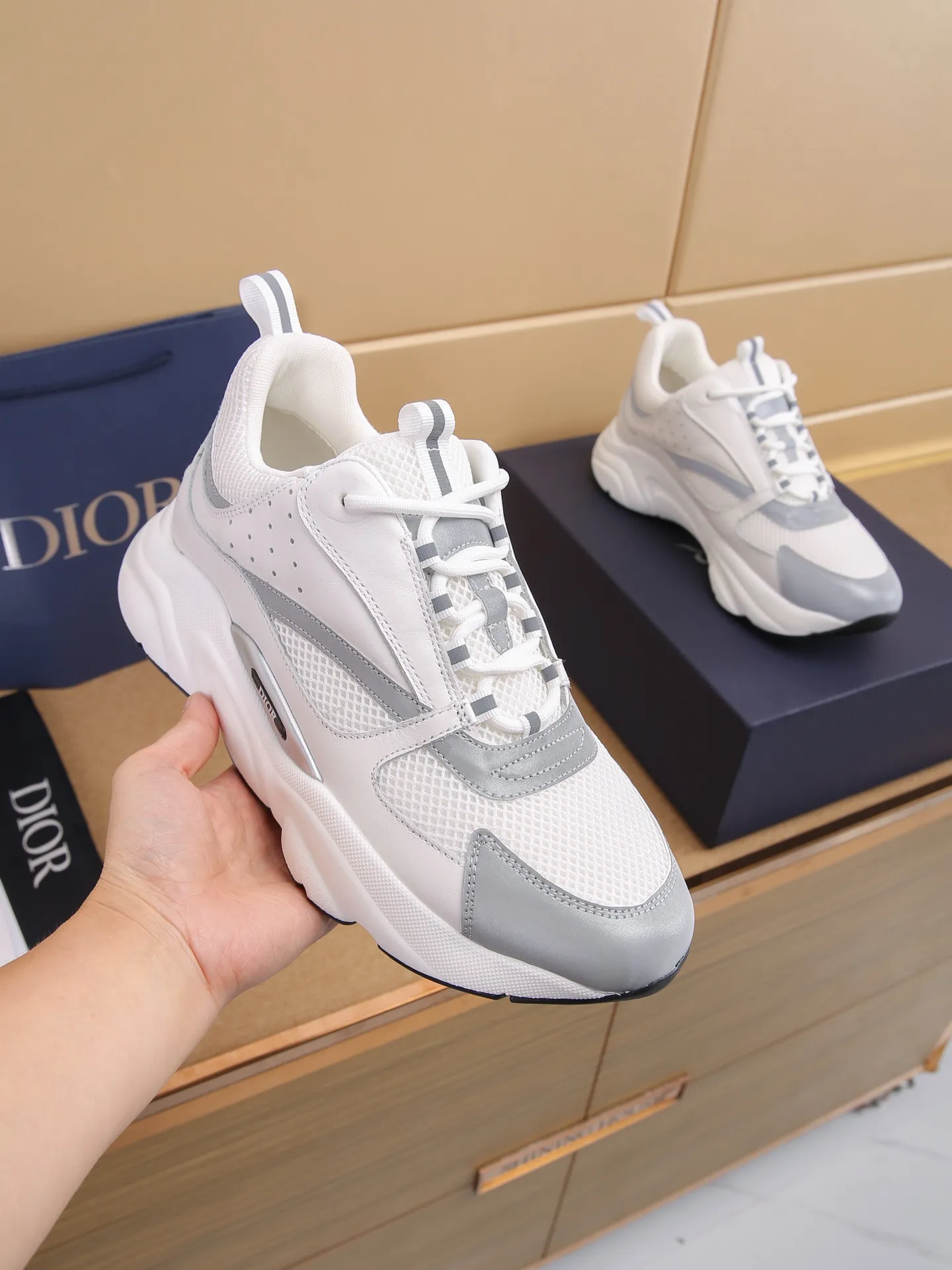 Factory price: 460💰Dior’s top version of D’s b22 men’s sports shoes. Inspired by retro running styles, the chunky low-top silhouette features gray calf leather and blue and white mesh fabric uppers, atop a black, white and blue engraved rubber sole. Nylon ribbon accents the blue mesh tongue and heel counter, and a "dio~" logo appears on the side. Pair it with a suit for a striking contrast and add a sportswear-chic edge to your look. The thick sole can be about 4cm~ Size: 38-45, [46, 47 customized]